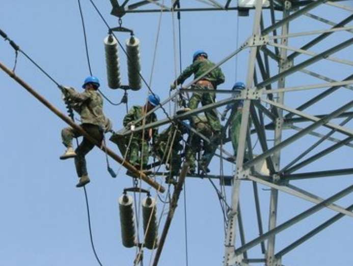 夏季將至，成華防墜器助力電網一線員工